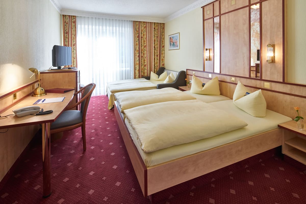Comfort vierpersoonskamer | Hypoallergeen beddengoed, een minibar, een bureau