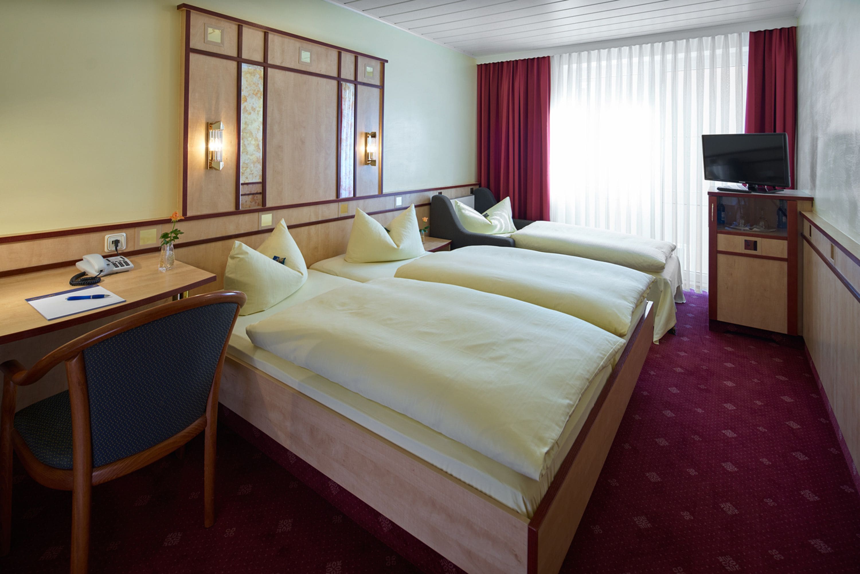 comfort triple room | 1 bedroom, hypo-allergenic bedding, minibar, desk