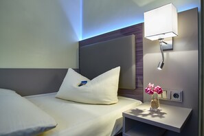 Comfort Single Room | Hypo-allergenic bedding, minibar, desk, blackout curtains