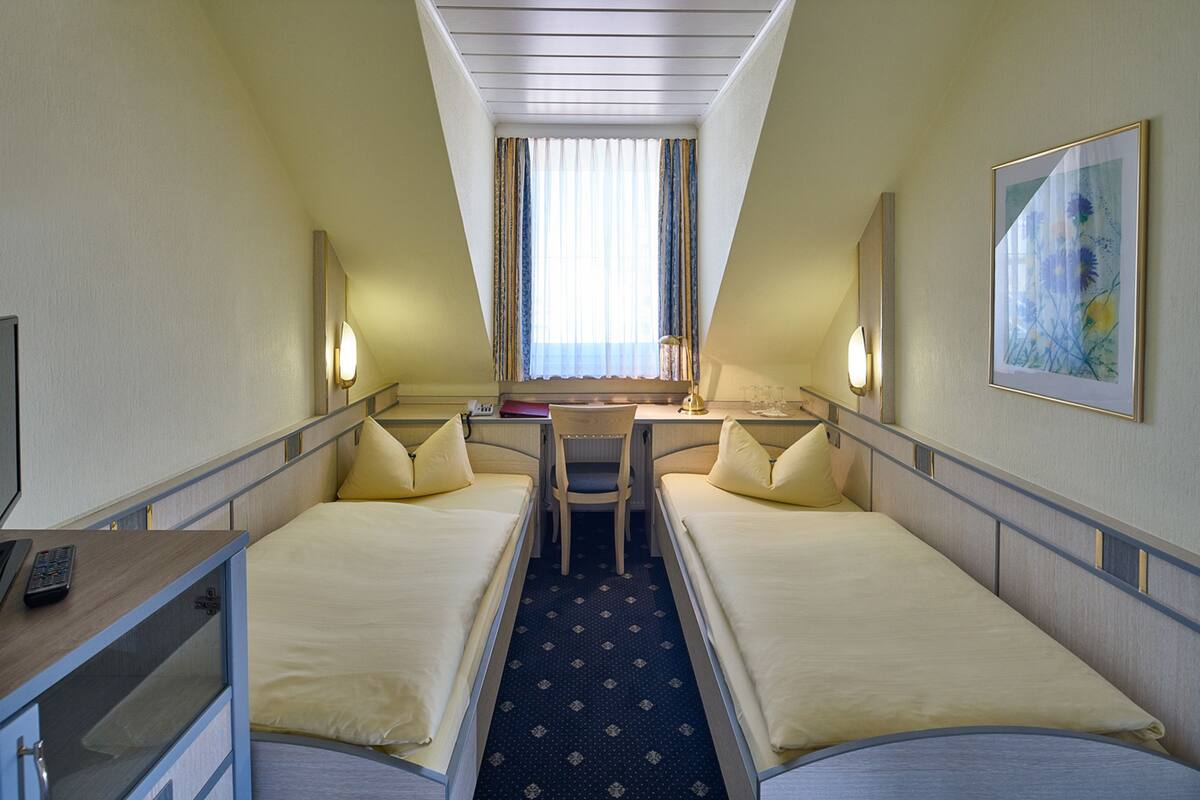 Driepersoonskamer | Hypoallergeen beddengoed, een minibar, een bureau