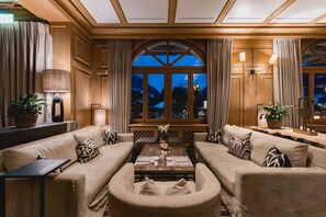 2 bares y bar junto a la piscina