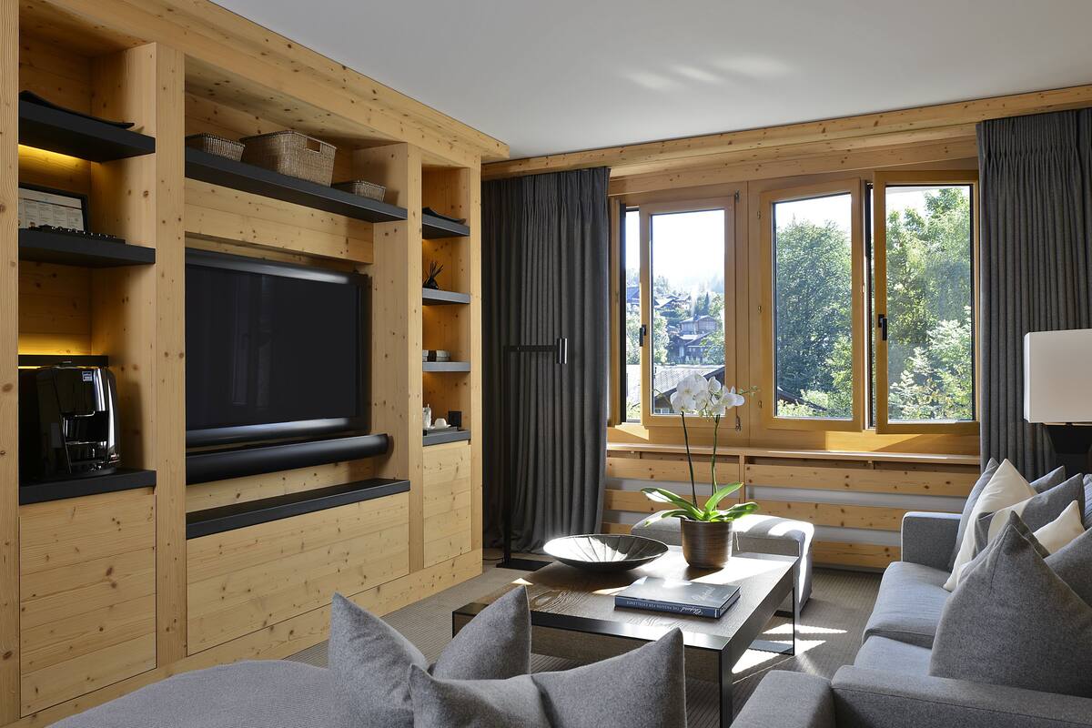 Executive Suite | Premium bedding, pillowtop beds, minibar (some free items), in-room safe