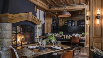 4 restaurants; lunch, dinner, and brunch served