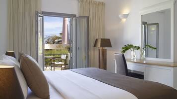 In-room safe, soundproofing, free WiFi, bed sheets