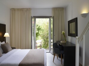 In-room safe, soundproofing, free WiFi, bed sheets - 9 Muses Santorini Resort (Santorini)