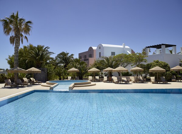 3 outdoor pools, pool loungers