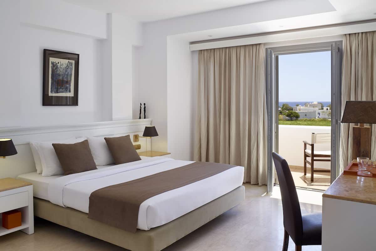 In-room safe, soundproofing, free WiFi, bed sheets