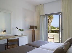In-room safe, soundproofing, free WiFi, bed sheets - 9 Muses Santorini Resort (Santorini)