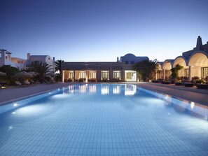 3 outdoor pools, pool loungers