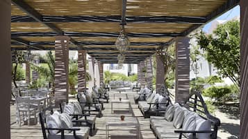 Bar junto a la piscina