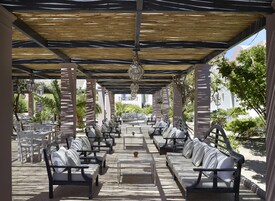 Bar junto a la piscina