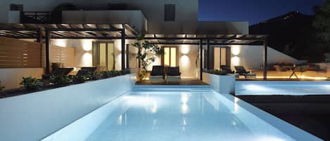 Superior Suite, Private Pool | 1 bedroom, in-room safe, soundproofing, free cribs/infant beds