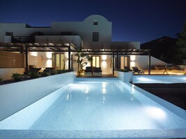 Suíte superior, piscina particular | 1 quarto, cofres nos quartos, quartos à prova de som, berços grátis