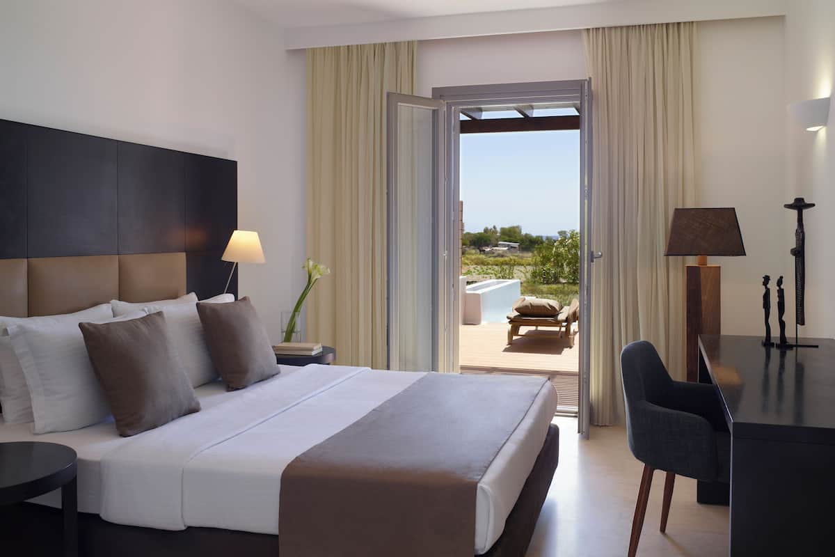 In-room safe, soundproofing, free WiFi, bed sheets
