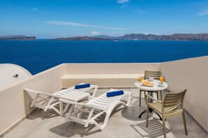 Junior Suite Caldera View, balcony | Bathroom | Shower, rainfall showerhead, designer toiletries, hair dryer - Kokkinos Villas (Santorini)