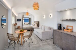 Junior Suite Caldera View, balcony | Egyptian cotton sheets, premium bedding, pillow-top beds, minibar - Kokkinos Villas (Santorini)