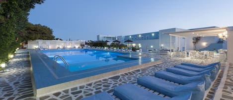 Piscine extérieure, parasols de plage, chaises longues