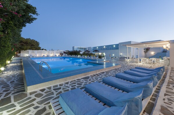 Piscine extérieure, parasols de plage, chaises longues