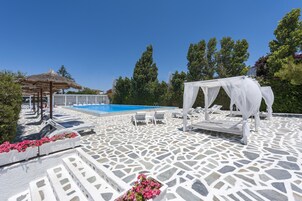 Una piscina al aire libre (de 11:00 a 19:00), sombrillas, tumbonas