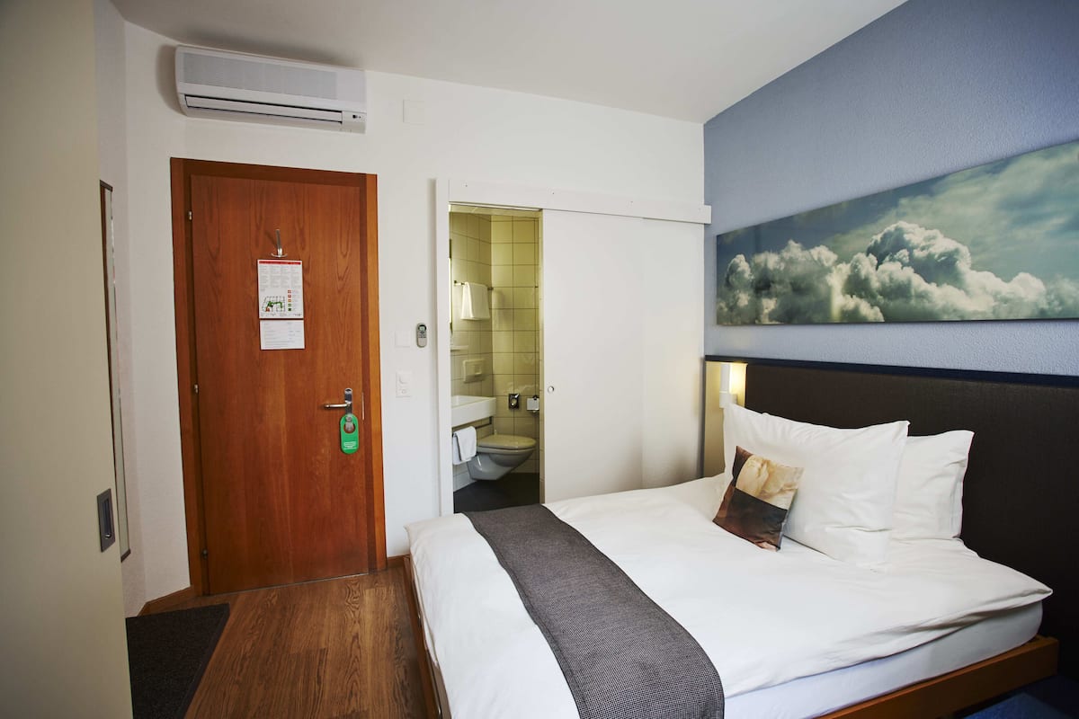 Single Room Double Bed | Anti alerjik yatak takımı, masa, ütü/ütü masası