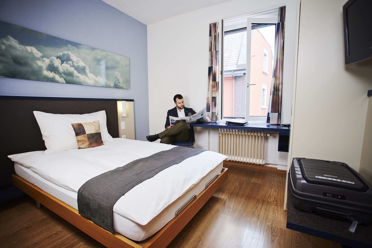 Single Room Double Bed | Anti alerjik yatak takımı, masa, ütü/ütü masası