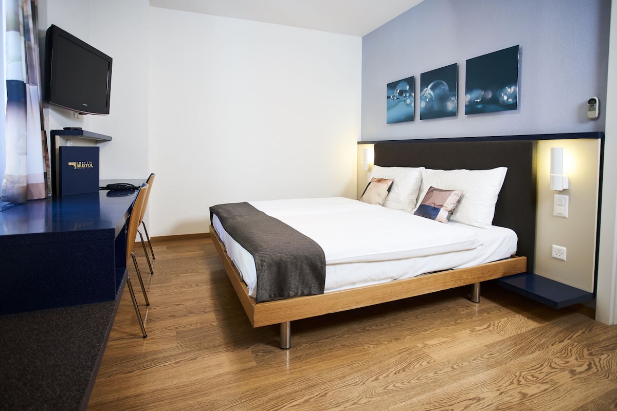 Double Room Kingsize | Anti alerjik yatak takımı, masa, ütü/ütü masası