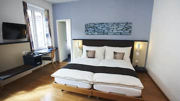 Large Double Room | Hypo-allergenic bedding, desk, iron/ironing board, free WiFi