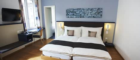 Large Double Room | Hypo-allergenic bedding, desk, iron/ironing board, free WiFi