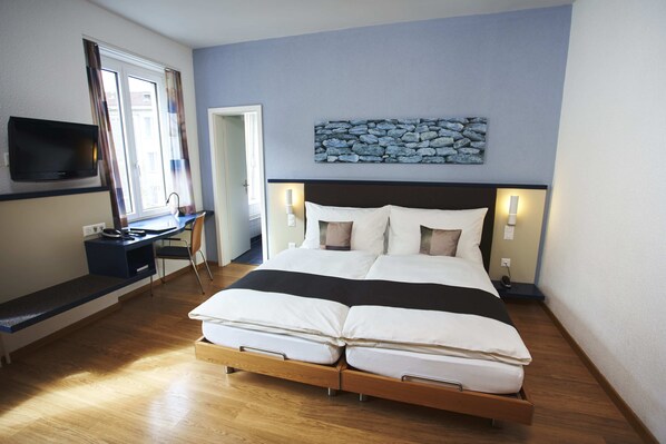 Large Double Room | Hypo-allergenic bedding, desk, iron/ironing board, free WiFi