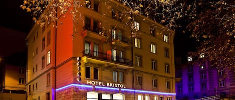 Fachada da propriedade à noite