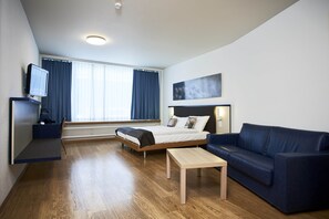 Quadruple Room Superior | Living room | Flat-screen TV - Bristol Hotel (Zürich)