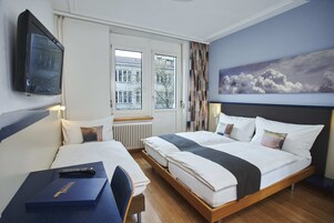 Triple Room | Peralatan tempat tidur hipoalergenik, meja, seterika/papan seterika