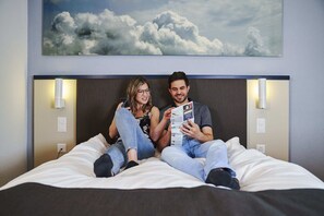 Habitació doble | Roba de llit hipoal·lergògena, escriptori i planxa i posts de planxar 