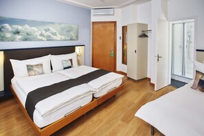 Quadruple Room Standard | Hypo-allergenic bedding, desk, iron/ironing board, free WiFi - Bristol Hotel (Zürich)
