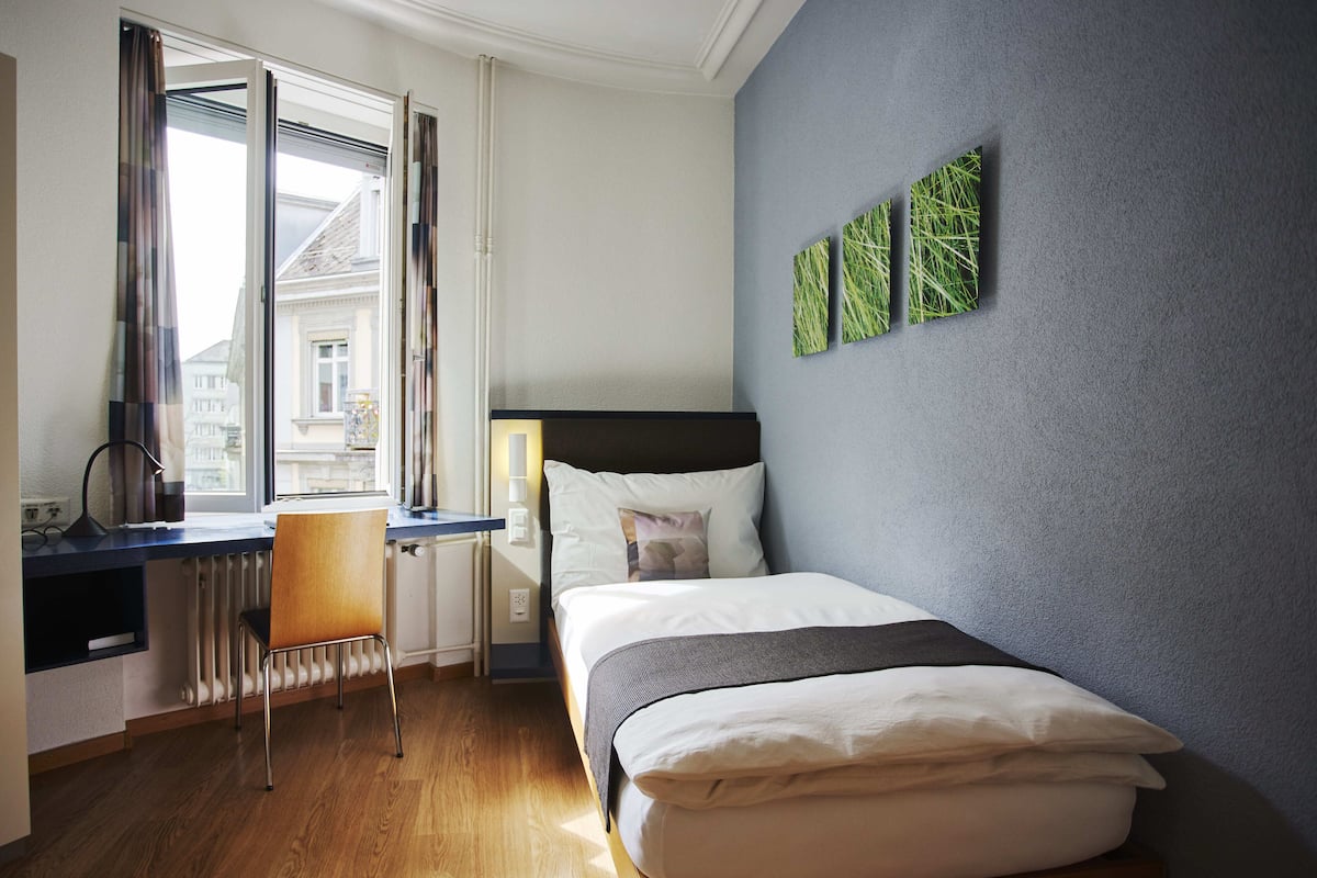 Single Room | Allergikerbettwaren, Schreibtisch, Bügeleisen/Bügelbrett