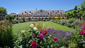 A large hotel with a symmetrical facade, multiple windows, and a central entrance. - Kurpark-Hotel Bad Dürkheim (Bad Durkheim)