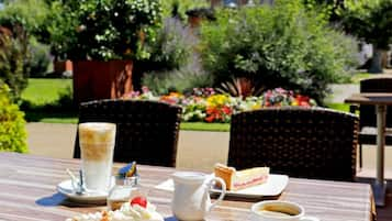 Frühstück, Mittagessen, Abendessen, Blick auf den Garten 