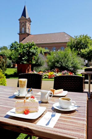 Frühstück, Mittagessen, Abendessen, Blick auf den Garten 