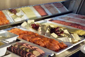 매일 뷔페 아침 식사(1인당 EUR 17.00)