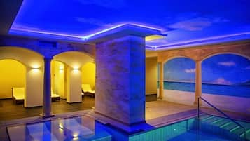 Sisäuima-allas, aurinkotuoleja