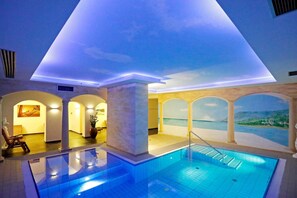 Indoor pool, sun loungers