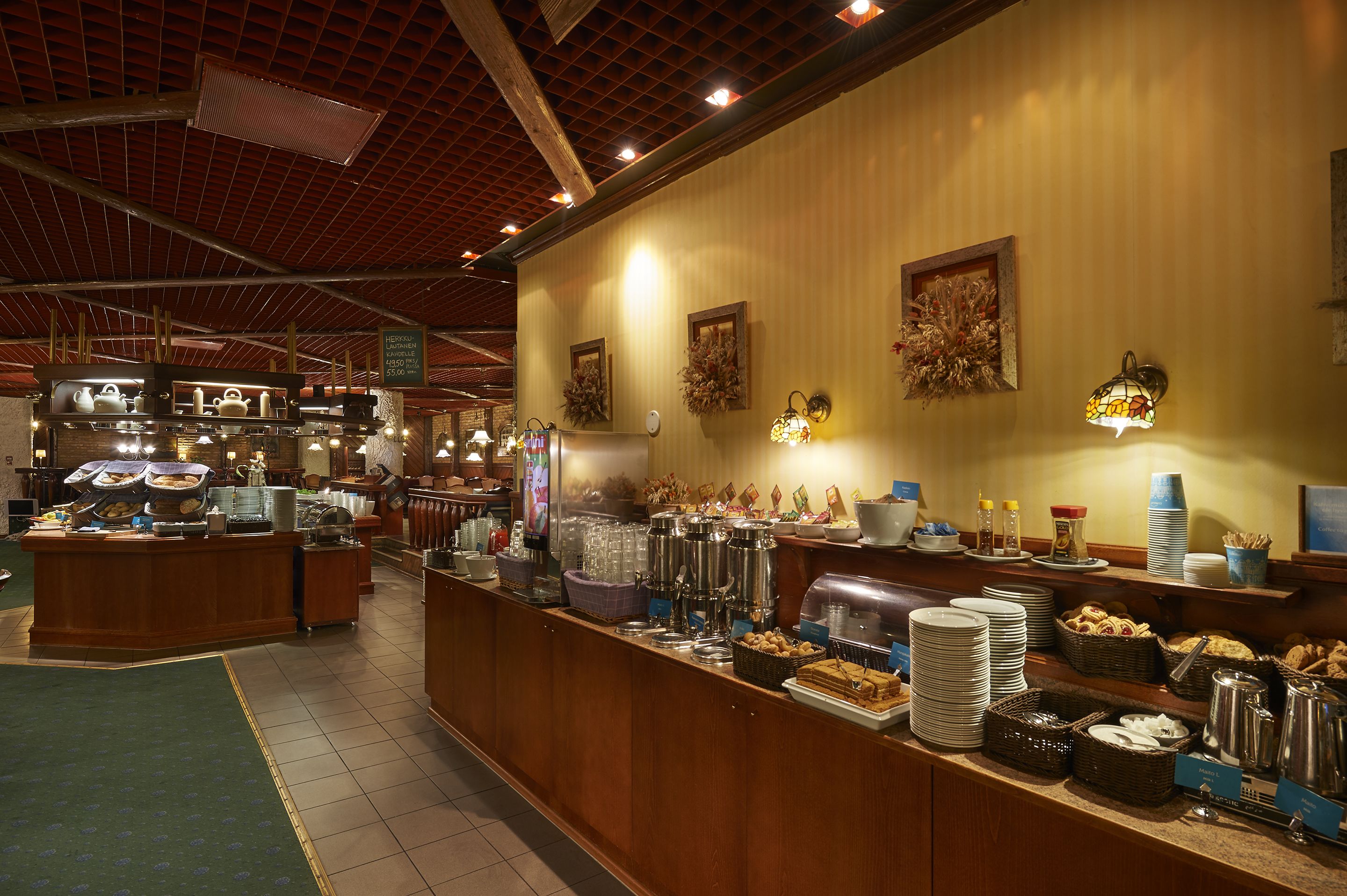 Een buffetruimte met diverse food stations, zowel warme als koude gerechten, en een koffiehoek.
