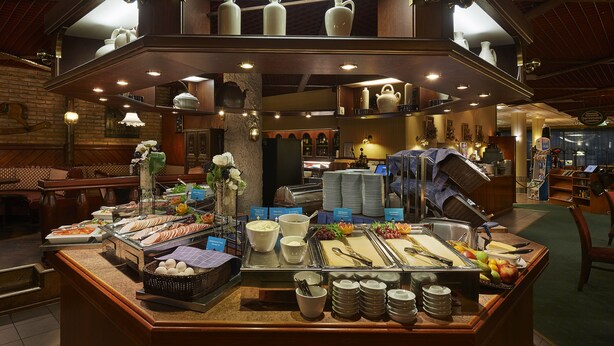 Un buffet proposant une variété de plats et d'ustensiles.