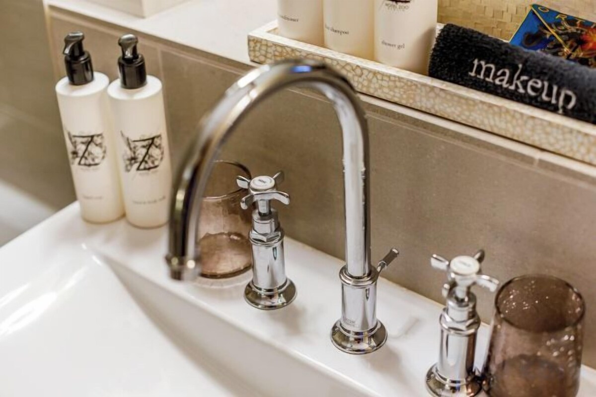 Shower, hair dryer, bathrobes, slippers