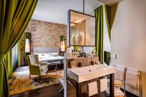 Ropa de cama hipoalergénica y minibar 