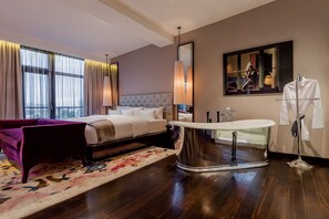 Hypo-allergenic bedding, minibar, in-room safe, individually decorated