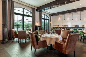 Se sirven cenas y cocina internacional 