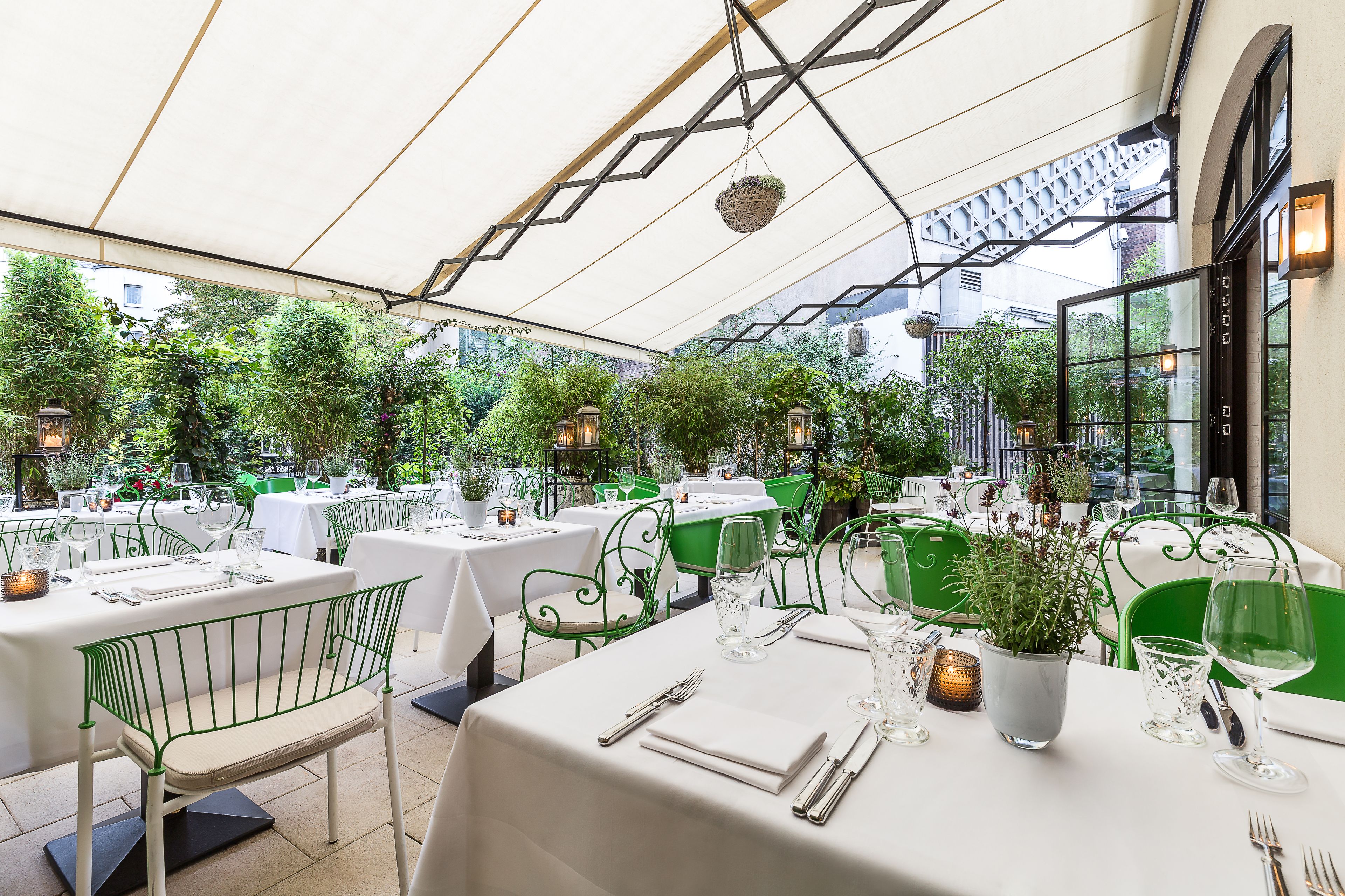 Desayuno buffet diario (EUR 45 por persona)