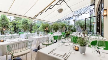 Tägliches Frühstücksbuffet (45 EUR pro Person)