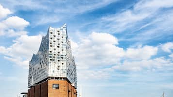 Un edificio moderno con un diseño angular distintivo, que combina vidrio y ladrillo.